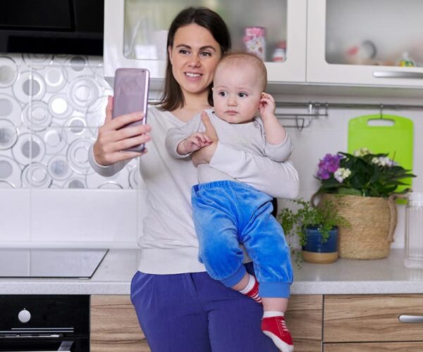 mother and baby click picture